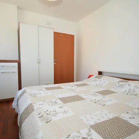 Apartment Ruzmarinka 4* *