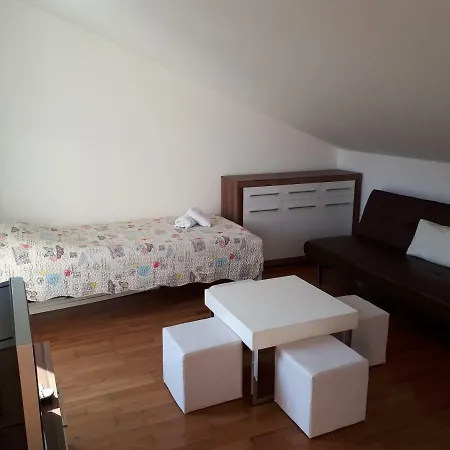 Apartment Ruzmarinka 4* *